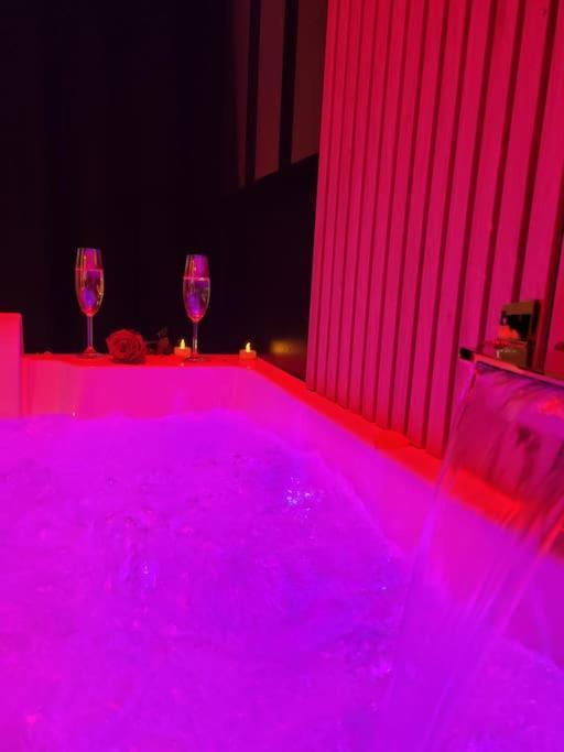 Nuit D'Evasion Love Room Avec Baignoire Balneotherapie Toulon Exterior photo