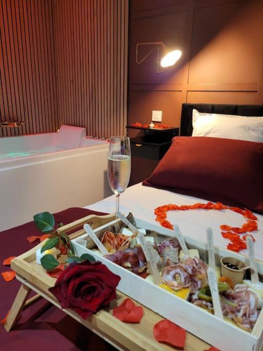 Nuit D'Evasion Love Room Avec Baignoire Balneotherapie Toulon Exterior photo