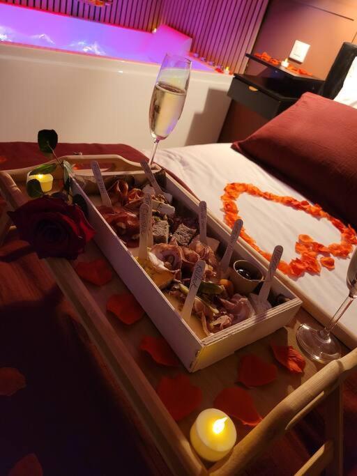 Nuit D'Evasion Love Room Avec Baignoire Balneotherapie Toulon Exterior photo