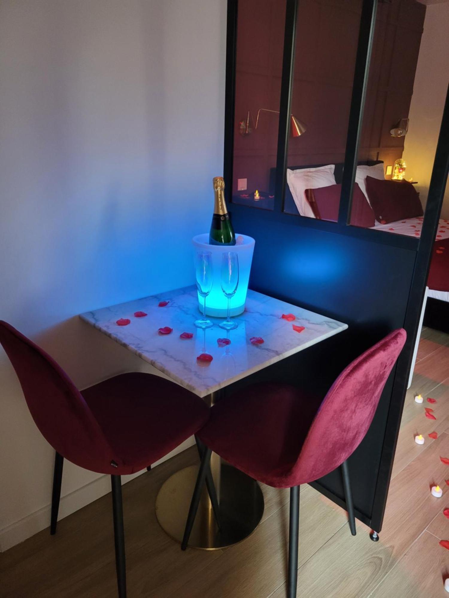 Nuit D'Evasion Love Room Avec Baignoire Balneotherapie Toulon Exterior photo
