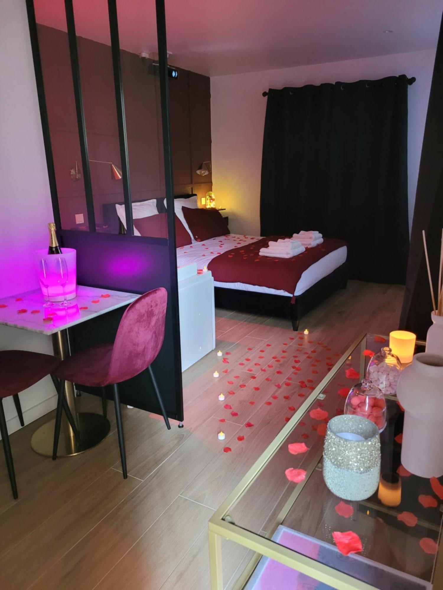 Nuit D'Evasion Love Room Avec Baignoire Balneotherapie Toulon Exterior photo
