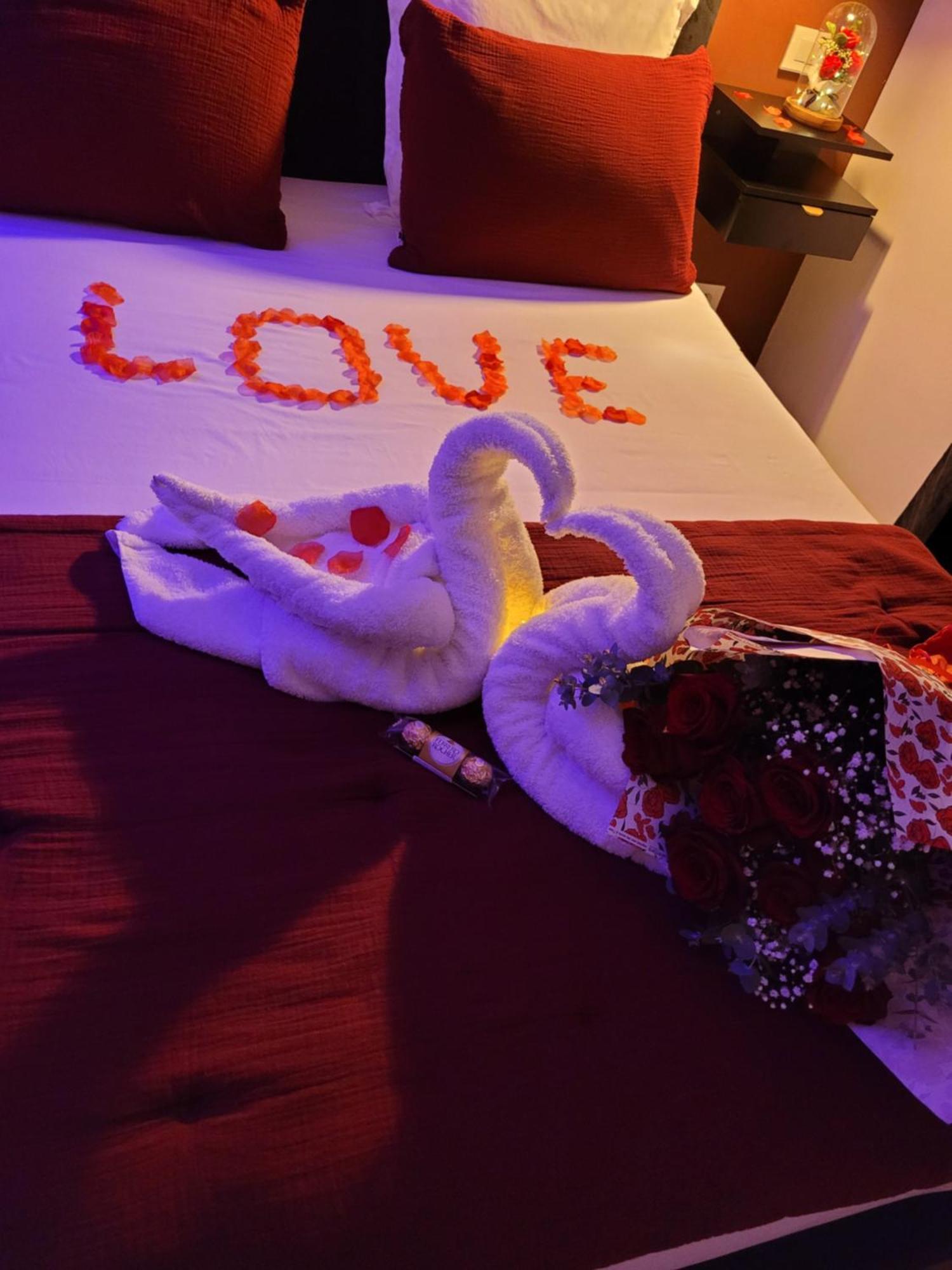 Nuit D'Evasion Love Room Avec Baignoire Balneotherapie Toulon Exterior photo